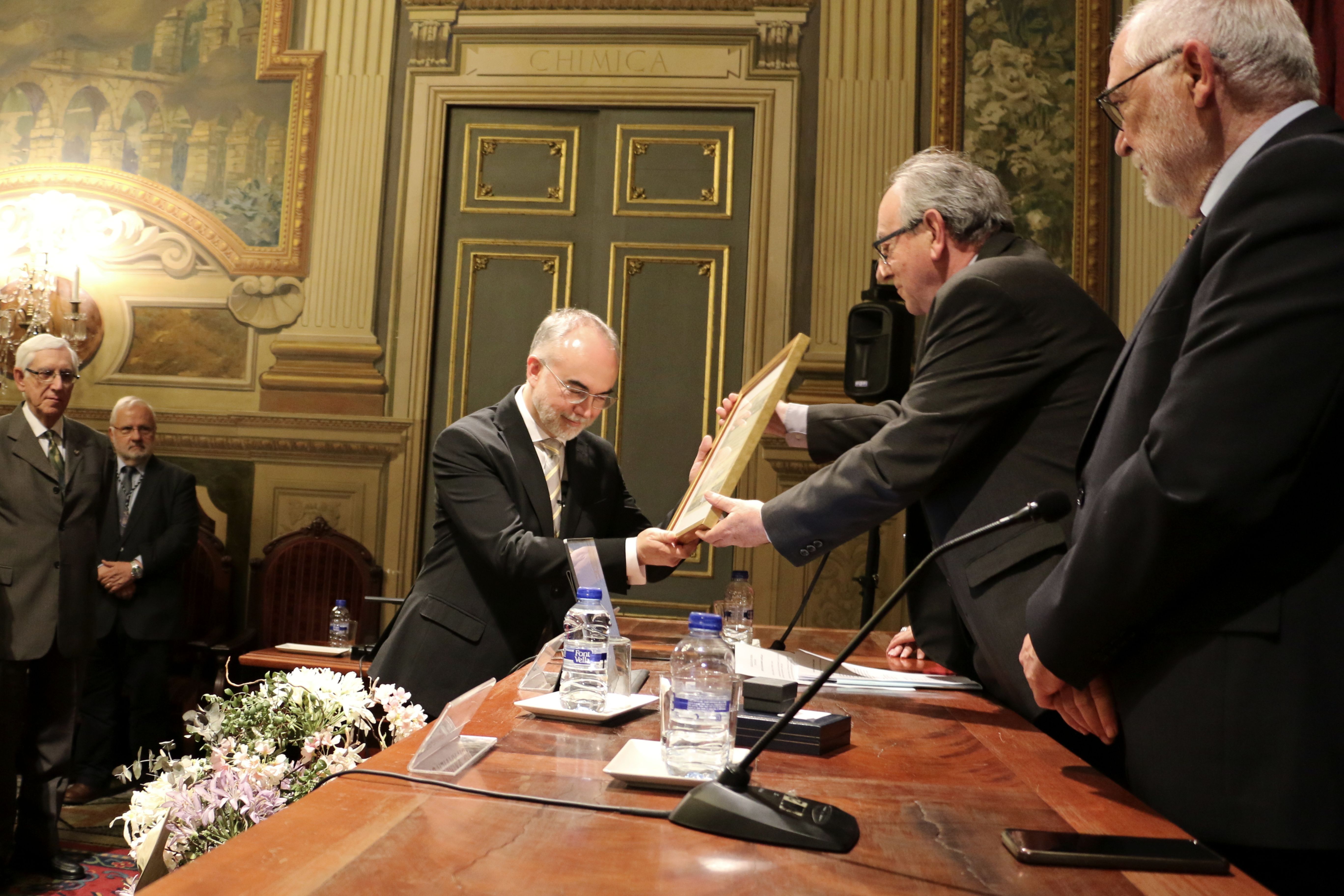 Arcadi Navarro recogiendo el diploma que lo acredita como académico numerario de la RACAB. Crédito: RACAB. Imatge inicial - Arcadi Navarro recogiendo el diploma que lo acredita como académico numerario de la RACAB. Crédito: RACAB.
