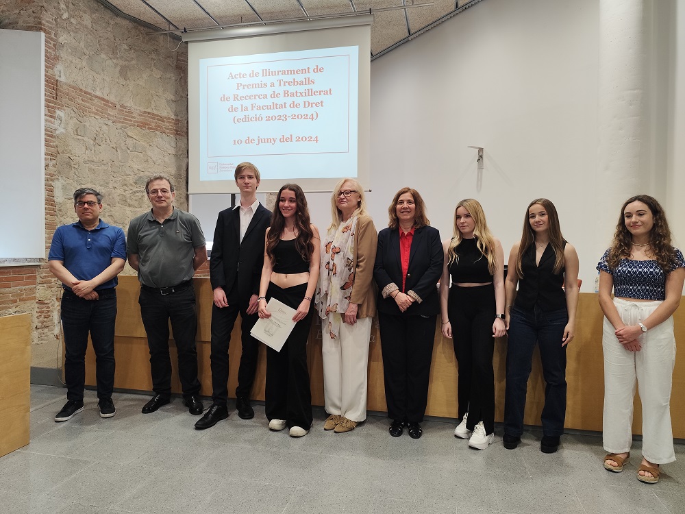 Foto de grup dels estudiants premiats i membres de la Comissió avaluadora Imatge inicial - Foto de grup dels estudiants premiats i membres de la Comissió avaluadora