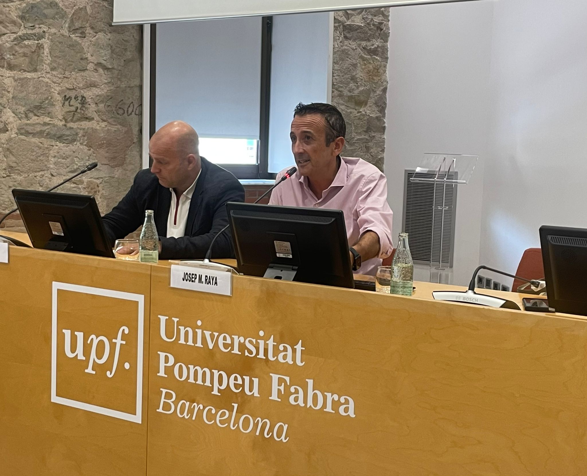 Imatge inicial - Josep Maria Raya, catedràtic de la UPF i director de la càtedra Habitatge i Futur, durant la presentació de l'informe