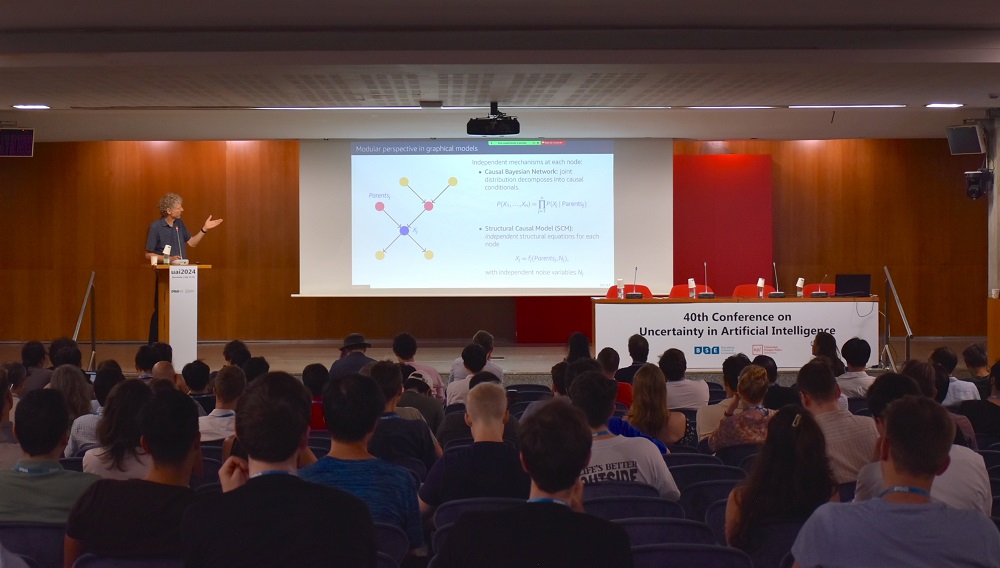Dominki Janzing during his presentation in the auditorium of the Ciutadella campus. Imatge inicial - Dominki Janzing during his presentation in the auditorium of the Ciutadella campus.