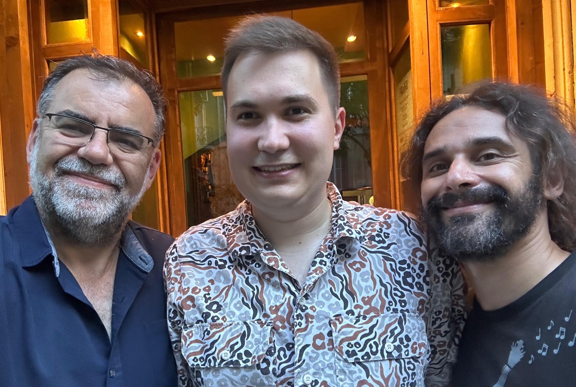 Mykola Trokhymovych (en el centro) con sus codirectores de tesis en la UPF: Ricardo Baeza-Yates (a la izquierda) y Diego Sáez-Trumper (a la derecha). Imatge inicial - Mykola Trokhymovych (en el centro) con sus codirectores de tesis en la UPF: Ricardo Baeza-Yates (a la izquierda) y Diego Sáez-Trumper (a la derecha).
