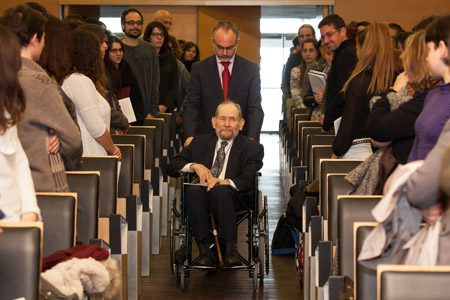 Sydney Brenner, acompanyat pel seu padri, Arcadi Navarro, entrant a l'auditori