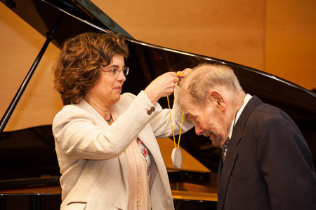 Mireia Trenchs imposant la Medalla Honoris Causa a Sydney Brenner