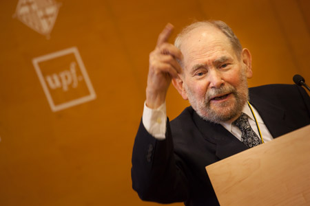 Sydney Brenner pronunciando su discurso de aceptación