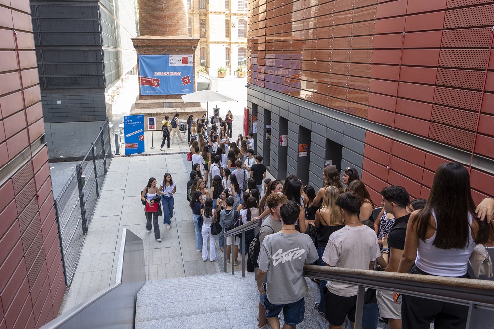 Arribada d'estudiants a La Benvinguda del campus del Poblenou Imatge inicial - Arribada d'estudiants a La Benvinguda del campus del Poblenou