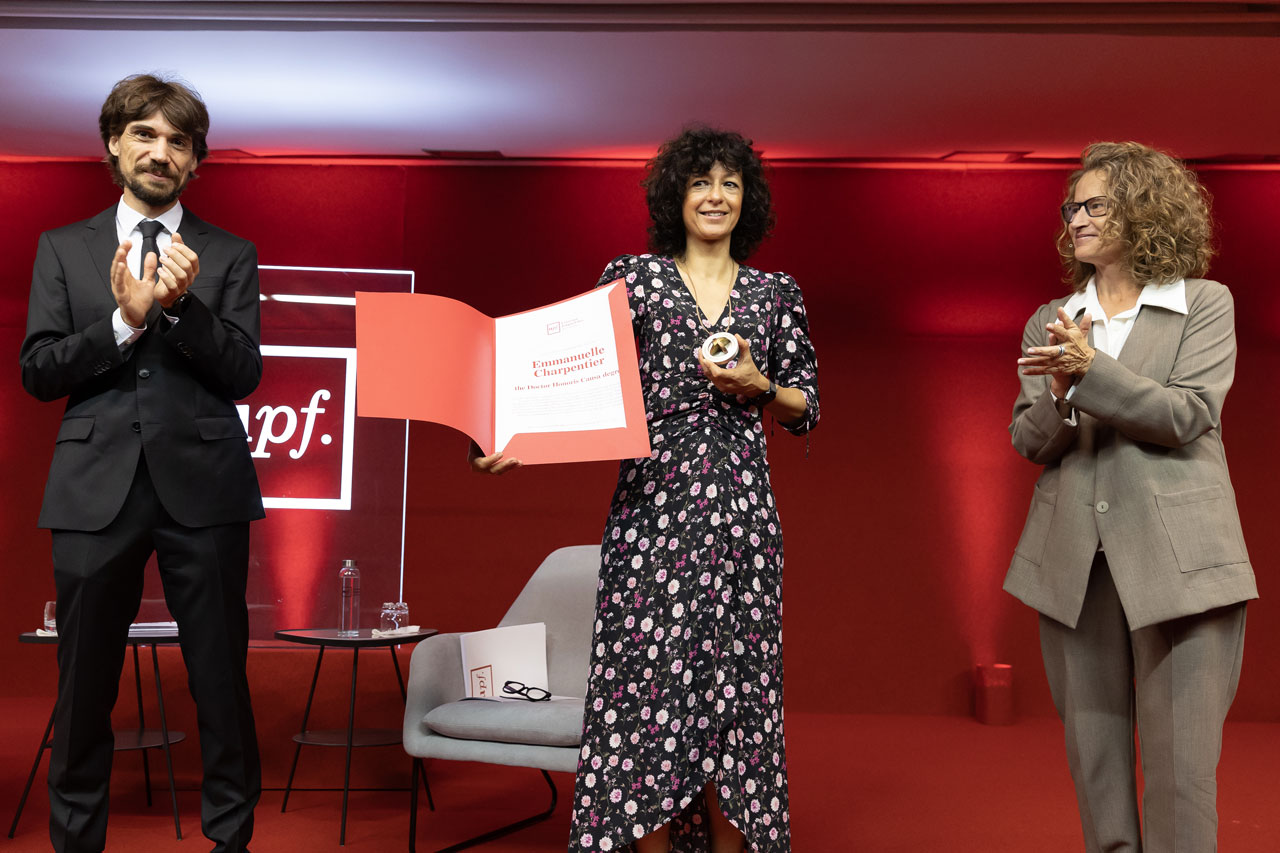 Marc Güell, Emmanuelle Charpentier y la rectora Laia de Nadal, durante el acto Honoris Causa. Foto de : UPF Imatge inicial - Marc Güell, Emmanuelle Charpentier y la rectora Laia de Nadal, durante el acto Honoris Causa. Foto de : UPF