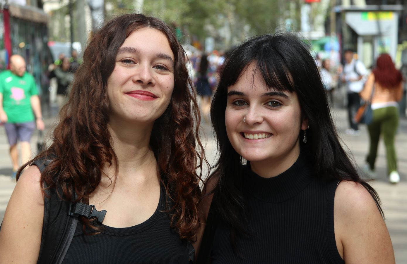 D'esquerra a dreta: Maria Bareche i Clara Barfull (imatge a les Rambles cedida per l'ACN). Imatge inicial - D'esquerra a dreta: Maria Bareche i Clara Barfull (imatge a les Rambles cedida per l'ACN).