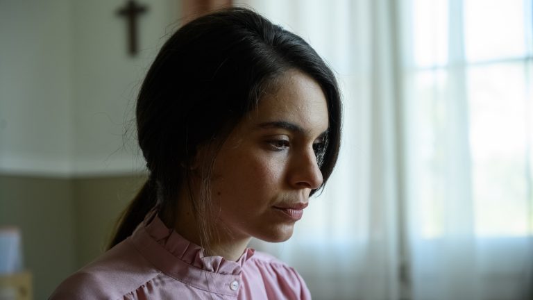 La actriz Claudia Traisac, en una de las escenas del documental El minuto heroico (Foto de Virginia Martín Chico; fuente: Festival Serializados). Imatge inicial - La actriz Claudia Traisac, en una de las escenas del documental El minuto heroico (Foto de Virginia Martín Chico; fuente: Festival Serializados).