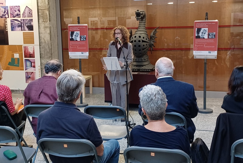 Laia de Nadal durant la lectura del seu fragment de Coral romput Imatge inicial - Laia de Nadal durant la lectura del seu fragment de Coral romput
