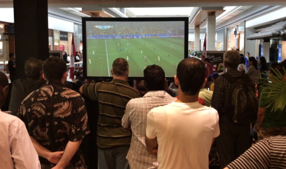 Un grupo de hombres mirando un partido de fútbol Imatge inicial - Un grupo de hombres mirando un partido de fútbol