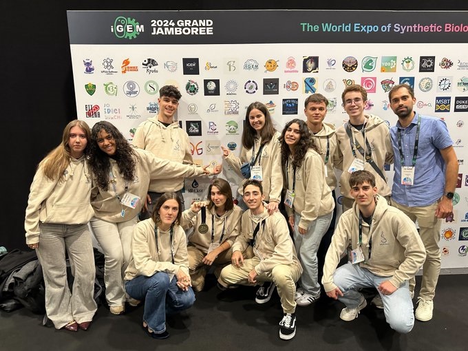 Foto de grupo del equipo de estudiantes de la UPF acompañados por el coordinador, Javier Santos Morewno Imatge inicial - Foto de grupo del equipo de estudiantes de la UPF acompañados por el coordinador, Javier Santos Morewno