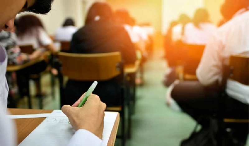 Estudiantes en un aula Imatge inicial - Estudiantes en un aula