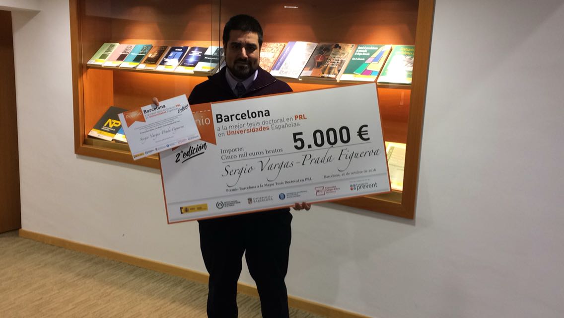Sergio Vargas-Prada amb el Premi Barcelona a la Millor Tesi Doctoral en PRL