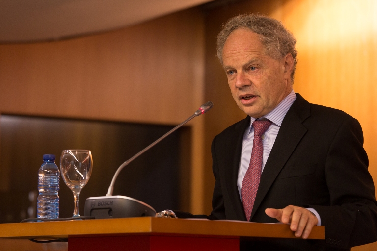 Richard L. Revesz durante la lección inaugural