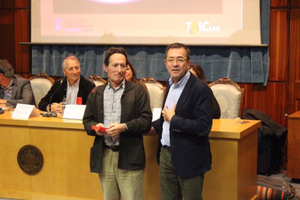 Joan Ferrés rebent el premi. Foto:  Nacho López