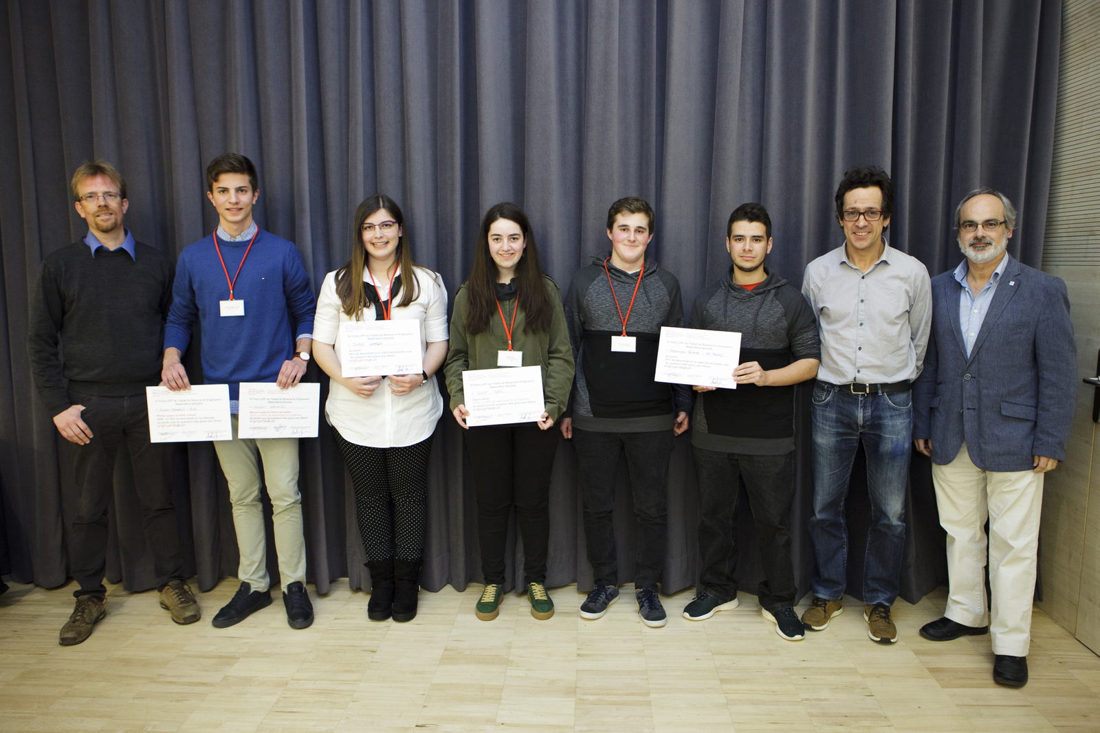 Membres del jurat UPF amb els autors dels treballs guanyadors