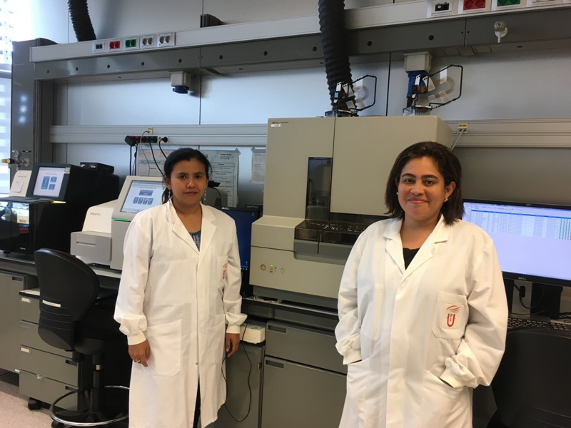 Tania Cuadra i Celia Y. Vanegas al Servei de Genòmica UPF - UPF