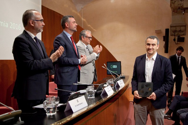 Andrés Ozaita rebent la distinció ICREA Acadèmia 2016 - ICREA