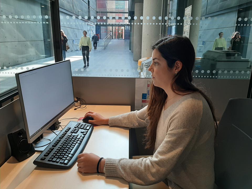 Alba Cardona treballant al campus del Poblenou