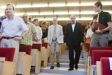 William Labov, acompanyat pel seu padrí, Enric Vallduví, entra a l'auditori William Labov, acompanyat pel seu padrí, Enric Vallduví, entra a l'auditori