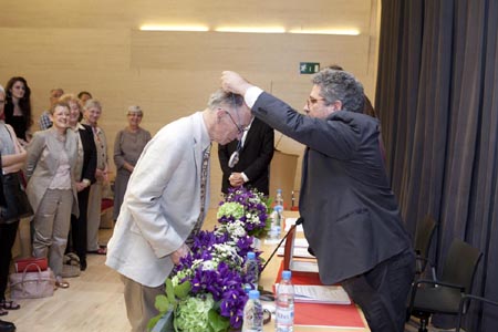 Josep Joan Moreso imposa la Medalla Honoris Causa a William Labov Josep Joan Moreso imposa la Medalla Honoris Causa a William Labov