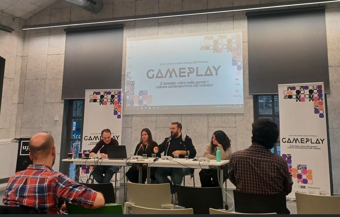 Charla del equipo de Deconstructeam, estudio creador del videojuego The Red Strings Club. De izquierda a derecha: Oliver Pérez (coordinador de Gameplay), Marina González y Jordi de Paco (Deconstructeam) y Violeta Moldes (investigadora en videojuegos en la UPF). Imatge inicial - Charla del equipo de Deconstructeam, estudio creador del videojuego The Red Strings Club. De izquierda a derecha: Oliver Pérez (coordinador de Gameplay), Marina González y Jordi de Paco (Deconstructeam) y Violeta Moldes (investigadora en videojuegos en la UPF).