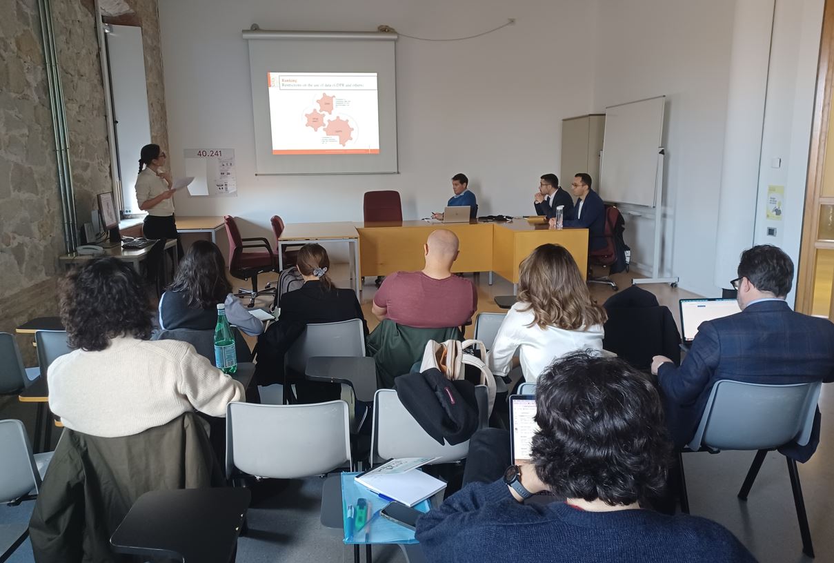 Sessió de ponències dels doctorands durant el seminari.