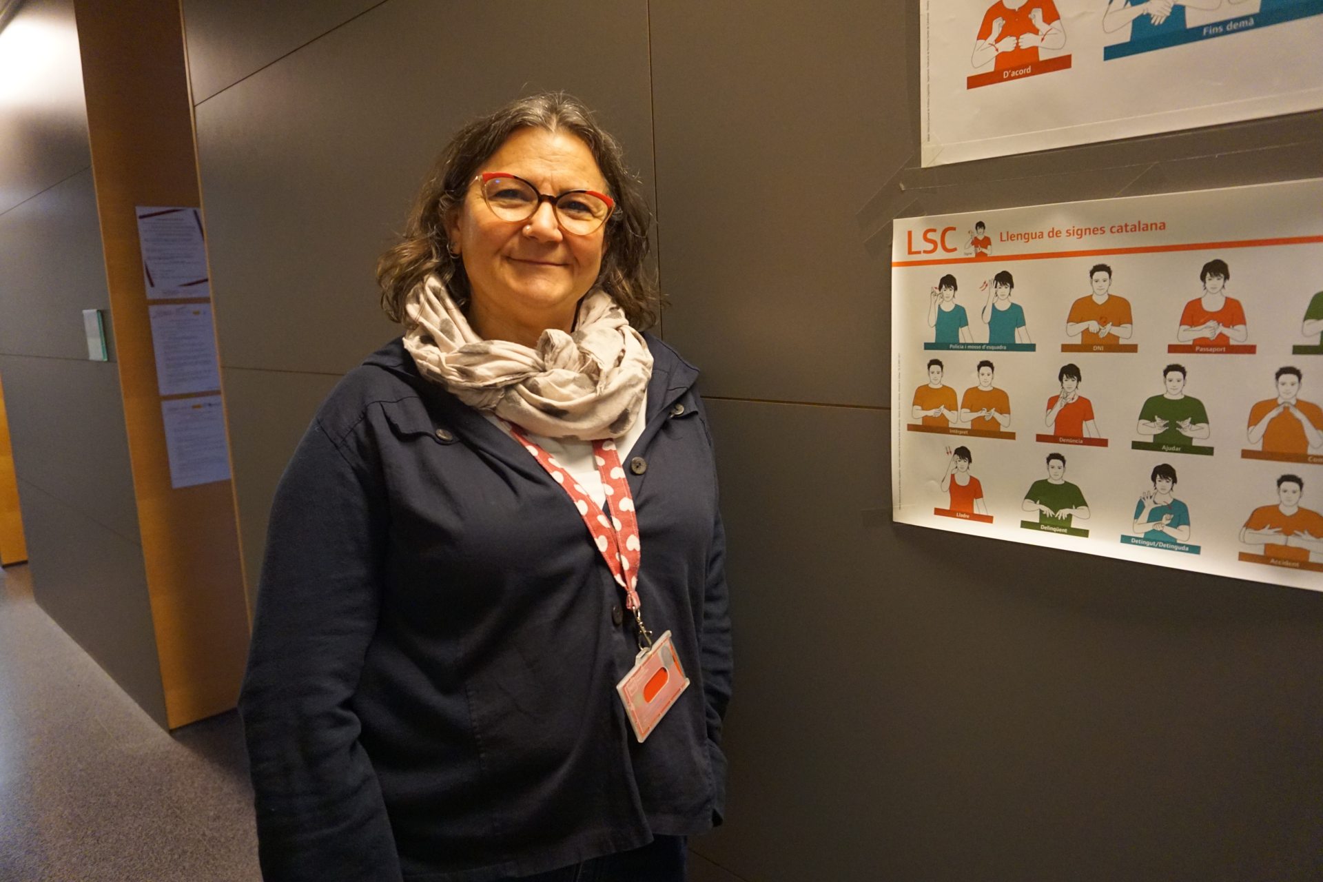 La professora i investigadora Delfina Aliaga en un passadís de la UPF posant a càmera.