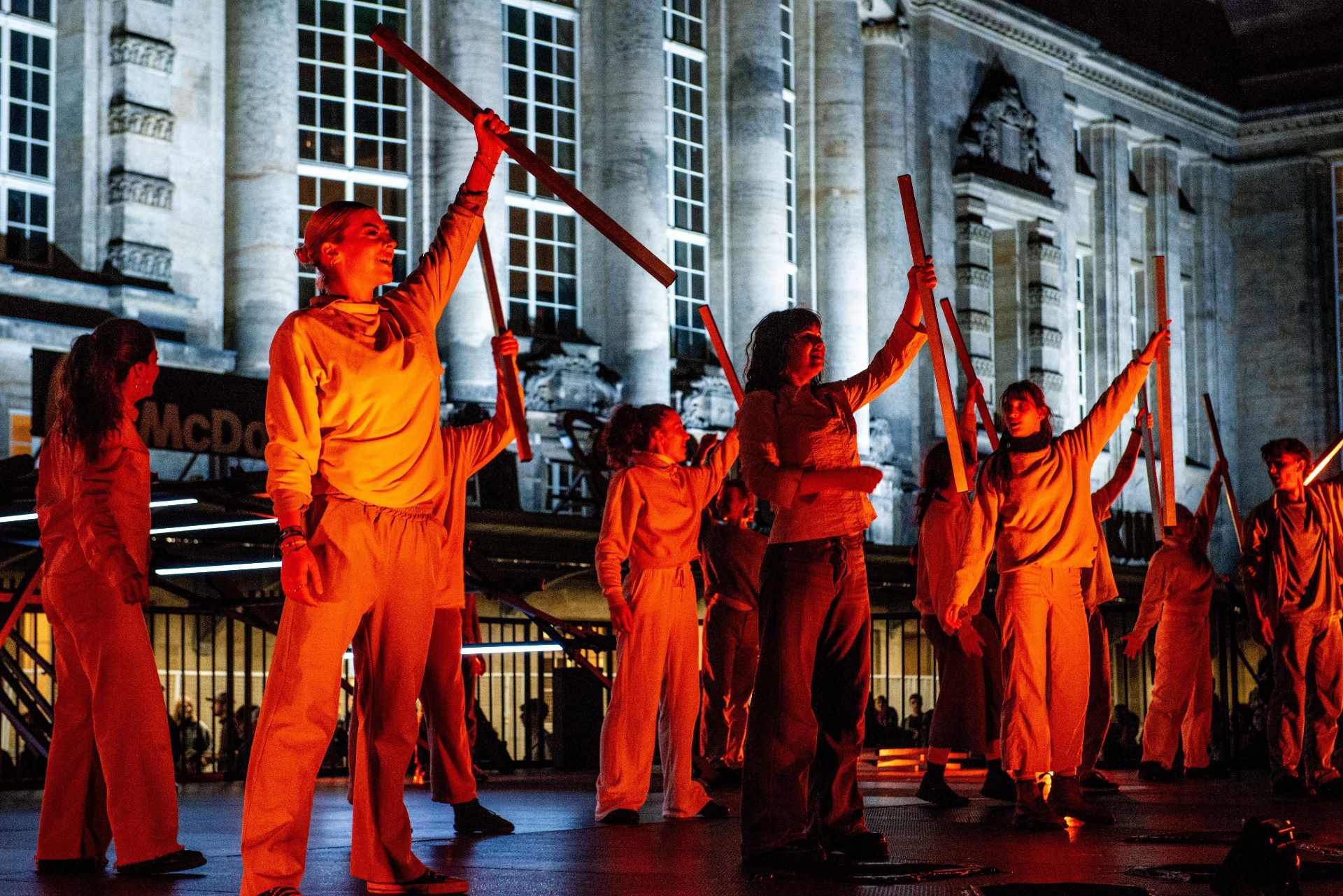 Imatge de ‘(De)construct’, l’espectacle que es podrà veure a la plaça Gutenberg del campus del Poblenou (Foto: Llum BCN). Imatge inicial - Imatge de ‘(De)construct’, l’espectacle que es podrà veure a la plaça Gutenberg del campus del Poblenou (Foto: Llum BCN).