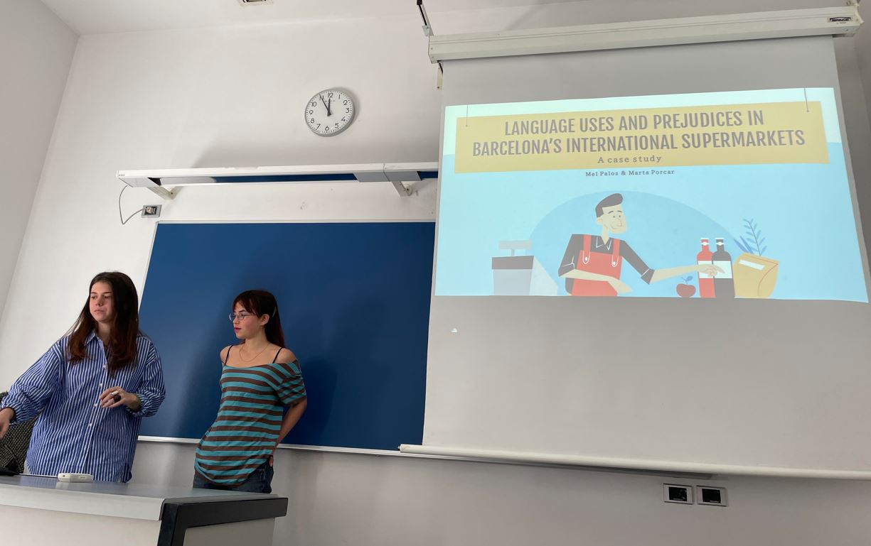 Les estudiants Mel Palos i Marta Porcar durant la presentació de la seva recerca.