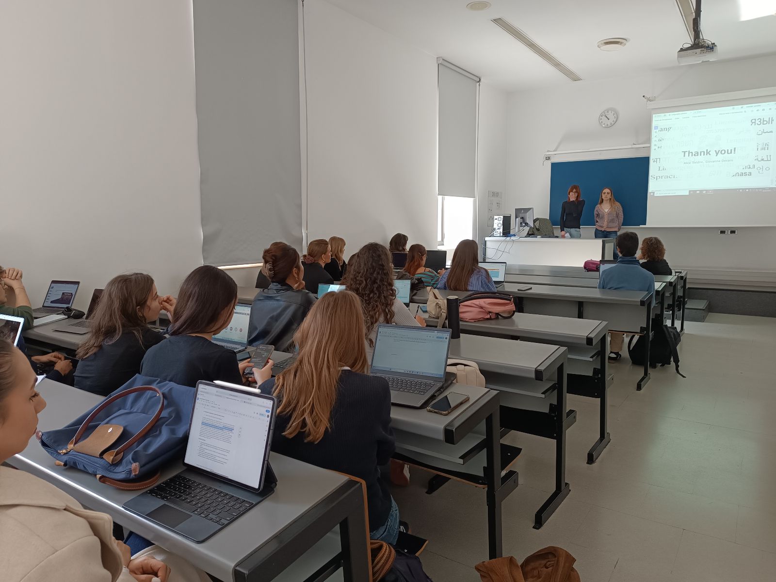 Una de les dues sessions en què estudiants de l'assignatura Intercultural Spaces, Languages and Identities han compartit les seves recerques sobre el tema al campus de la Ciutadella. Imatge inicial - Una de les dues sessions en què estudiants de l'assignatura Intercultural Spaces, Languages and Identities han compartit les seves recerques sobre el tema al campus de la Ciutadella.