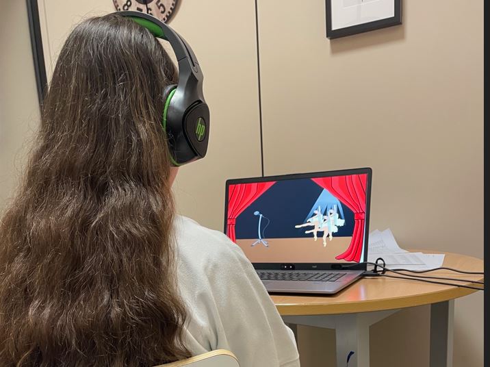 Imatge inicial - Imatge d’una de les proves d'eyetracking de la recerca. La participant escolta frases relacionades amb el vídeo que està veient i s’analitza cap a on dirigeix la mirada, perquè el moviment dels ulls revela processos cognitius vinculats a la parla.