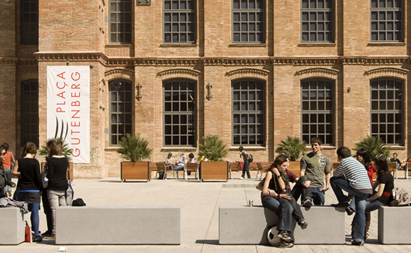 Estudiantes en la Plaza Gutenberg del campus de Poblenou Imatge inicial - Estudiantes en la Plaza Gutenberg del campus de Poblenou