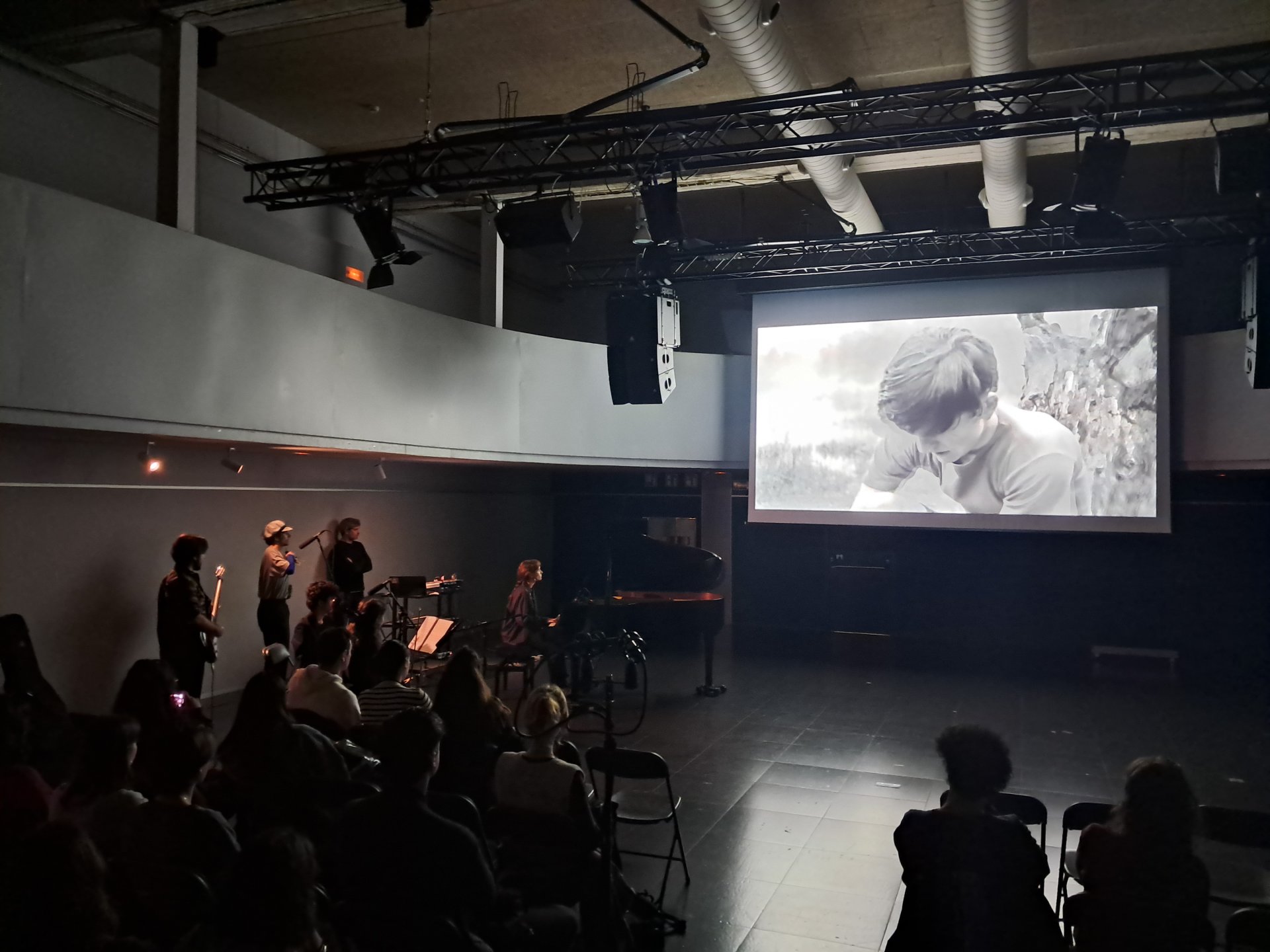 El grup d'acústica toca en directe a la Sala Aranyó durant l'audició final.