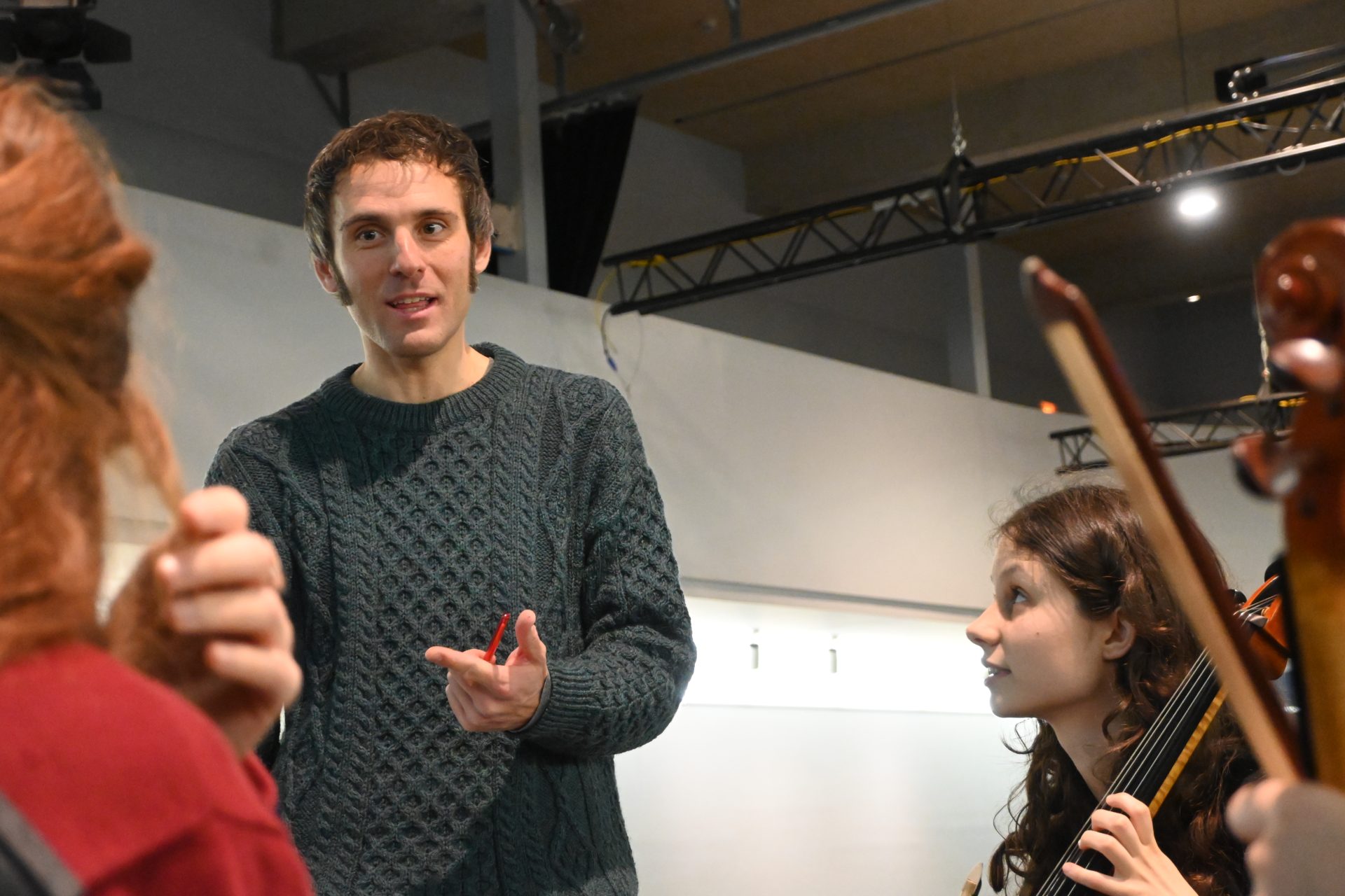 El profesor de la asignatura, Manuel Garin, durante una clase práctica en la Sala Aranyó del campus del Poblenou de la UPF. Foto: UPF Imatge inicial - El profesor de la asignatura, Manuel Garin, durante una clase práctica en la Sala Aranyó del campus del Poblenou de la UPF. Foto: UPF