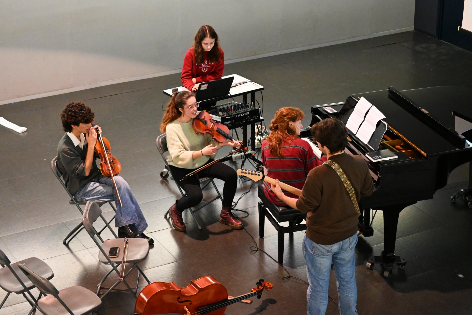 Un dels grups que toca en acústic a la Sala Aranyó del campus del Poblenou de la UPF.
