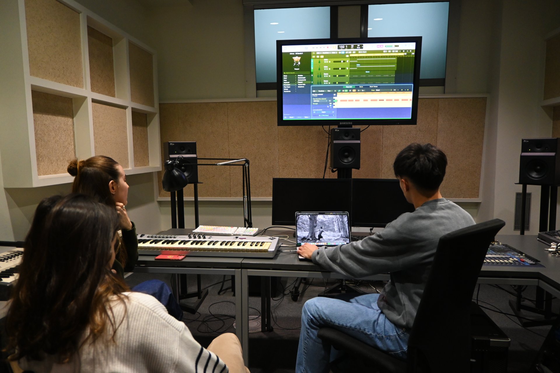 El segon grup compon la seva banda sonora utilitzant programari digital en un dels estudis de producció a l’edifici La Nau del campus del Poblenou de la UPF.