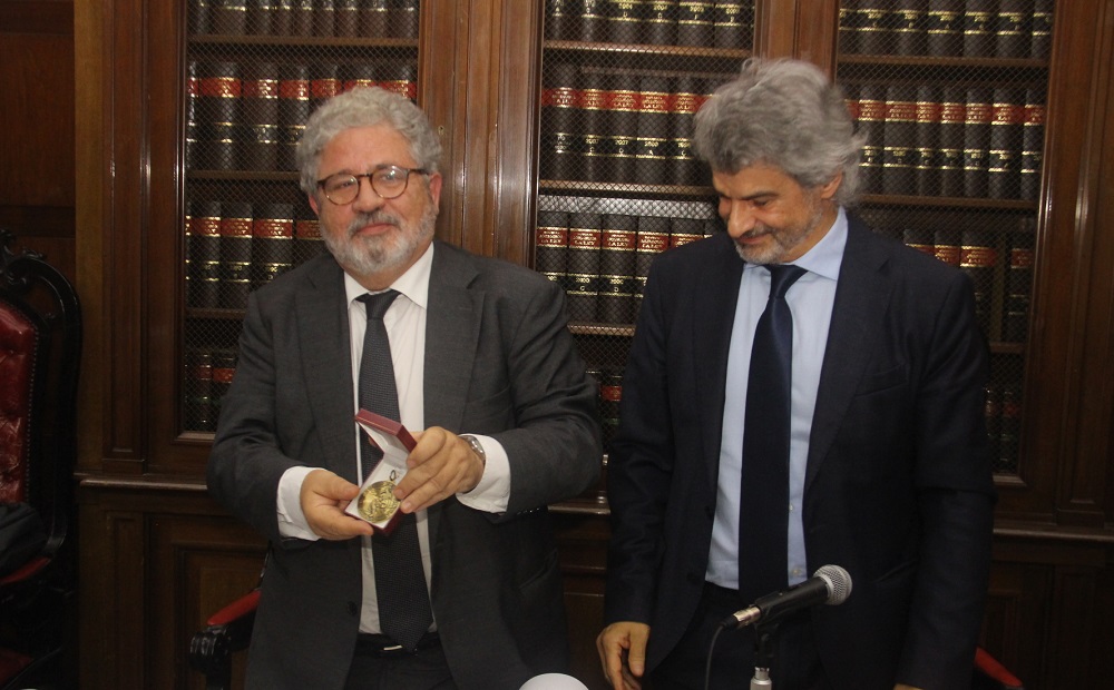 Josep Joan Moreso, con la medalla honoris causa, junto con Leandro Vergara. FOTO: UBA Imatge inicial - Josep Joan Moreso, con la medalla honoris causa, junto con Leandro Vergara. FOTO: UBA