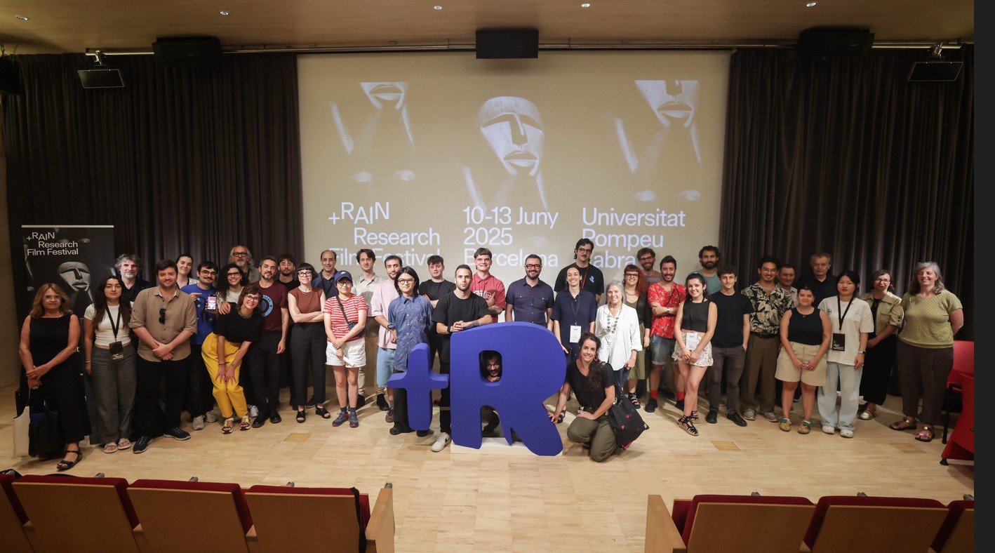 Imatge grupal amb els organitzadors, els ponents i artistes convidats al festival. Foto: UPF/+RAIN Imatge inicial - Imatge grupal amb els organitzadors, els ponents i artistes convidats al festival. Foto: UPF/+RAIN