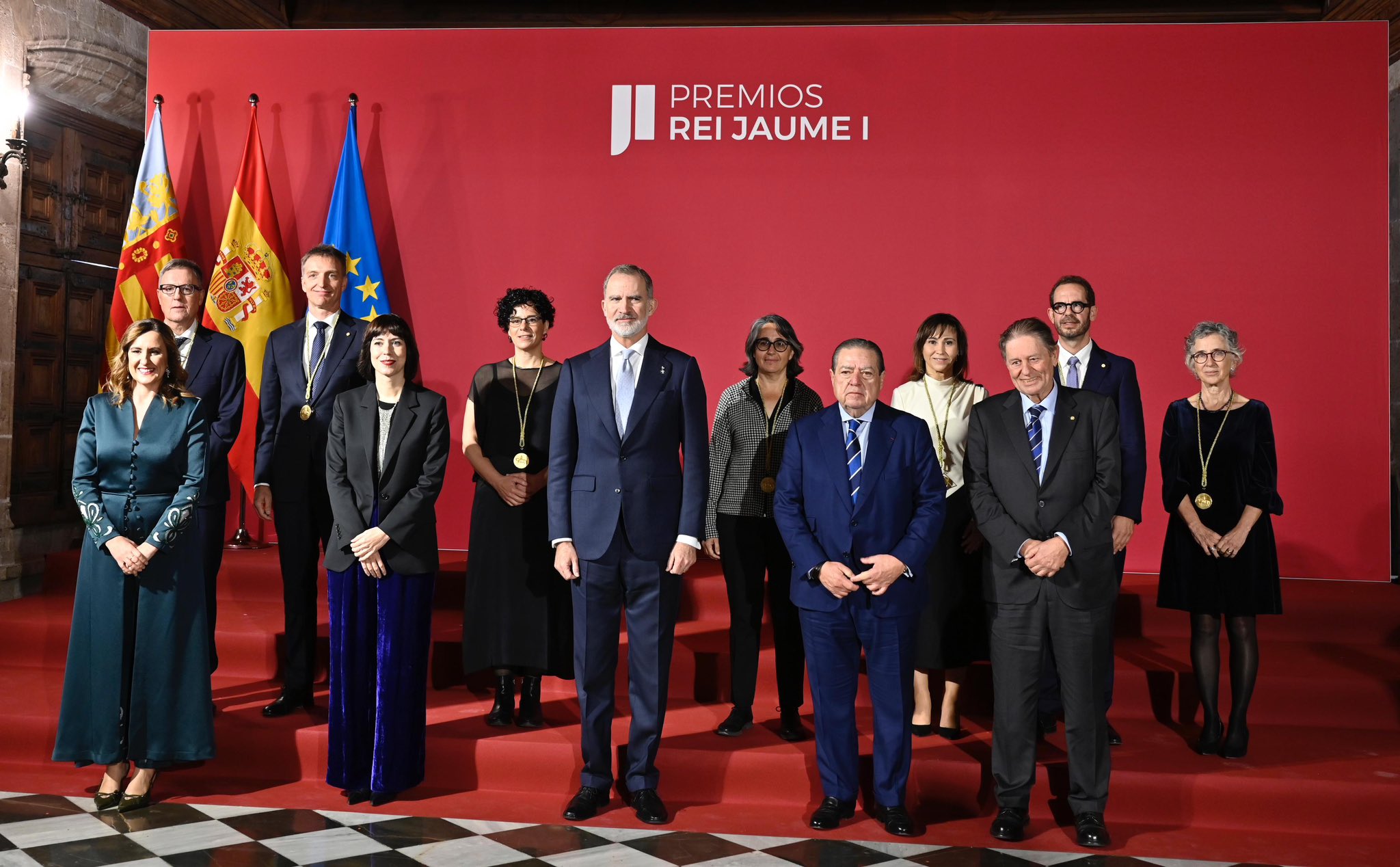 Imatge inicial - Group photo of the award winners and the authorities, including Jan Eeckhout (second from the back row, starting from the right) and Núria López Bigas (next to him). Credit: Fundació Jaume I