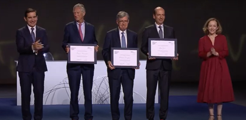 Jordi Galí, on the right, after collecting the award. PHOTO: BBVA Foundation Imatge inicial - Jordi Galí, on the right, after collecting the award. PHOTO: BBVA Foundation