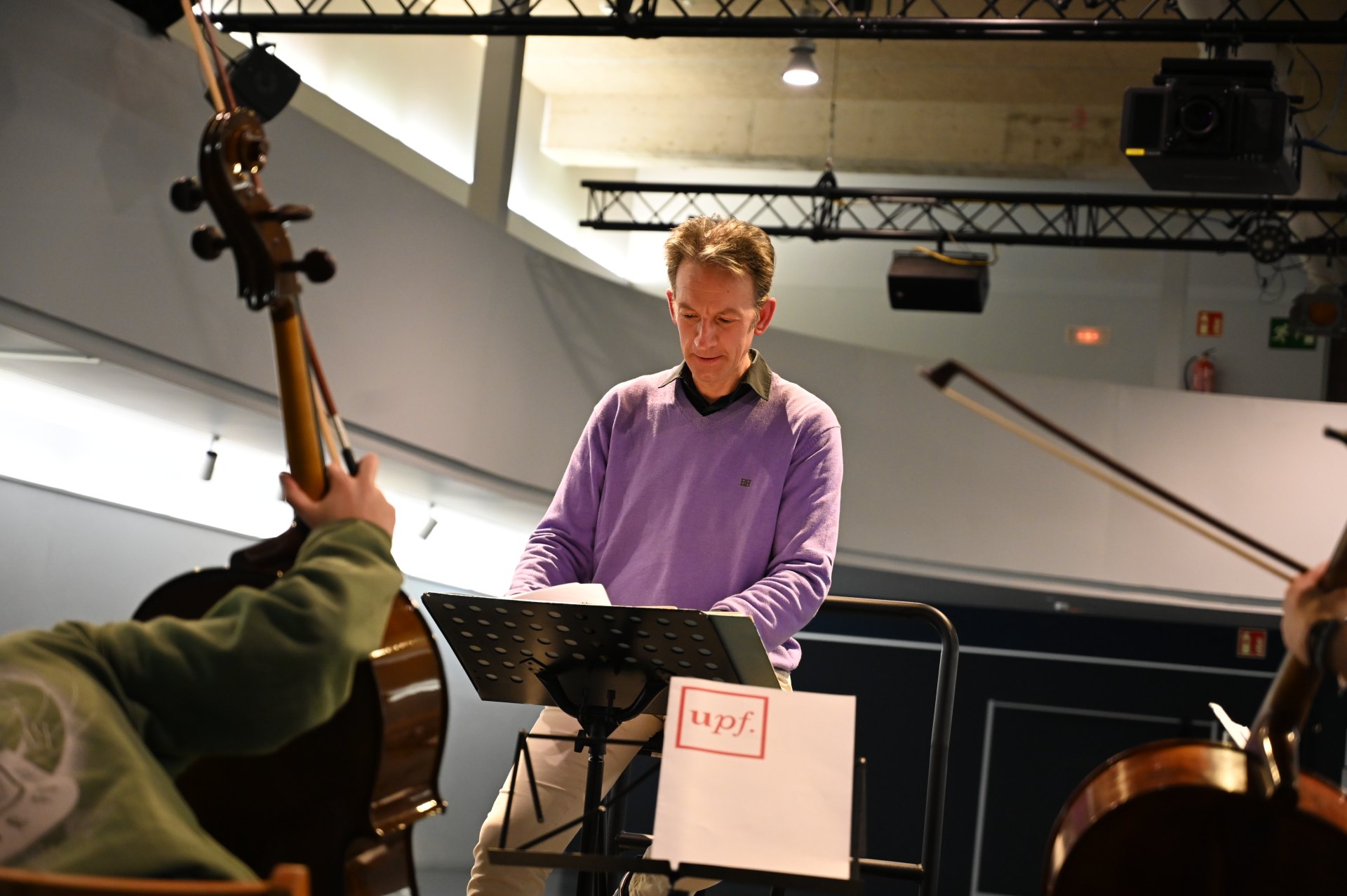 El director de la Orquestra de Cámara de la UPF, Diego Miguel Urzanqui, durante uno de los ensayos en la Sala Aranyó del campus del Poblenou. Foto: UPF Imatge inicial - El director de la Orquestra de Cámara de la UPF, Diego Miguel Urzanqui, durante uno de los ensayos en la Sala Aranyó del campus del Poblenou. Foto: UPF