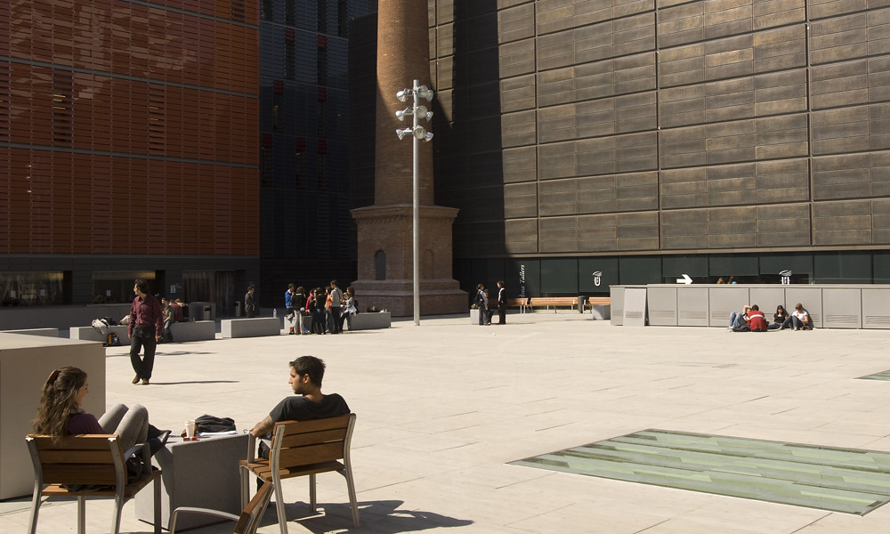 Estudiantes en la plaza Gutenberg del campus del Poblenou Imatge inicial - Estudiantes en la plaza Gutenberg del campus del Poblenou