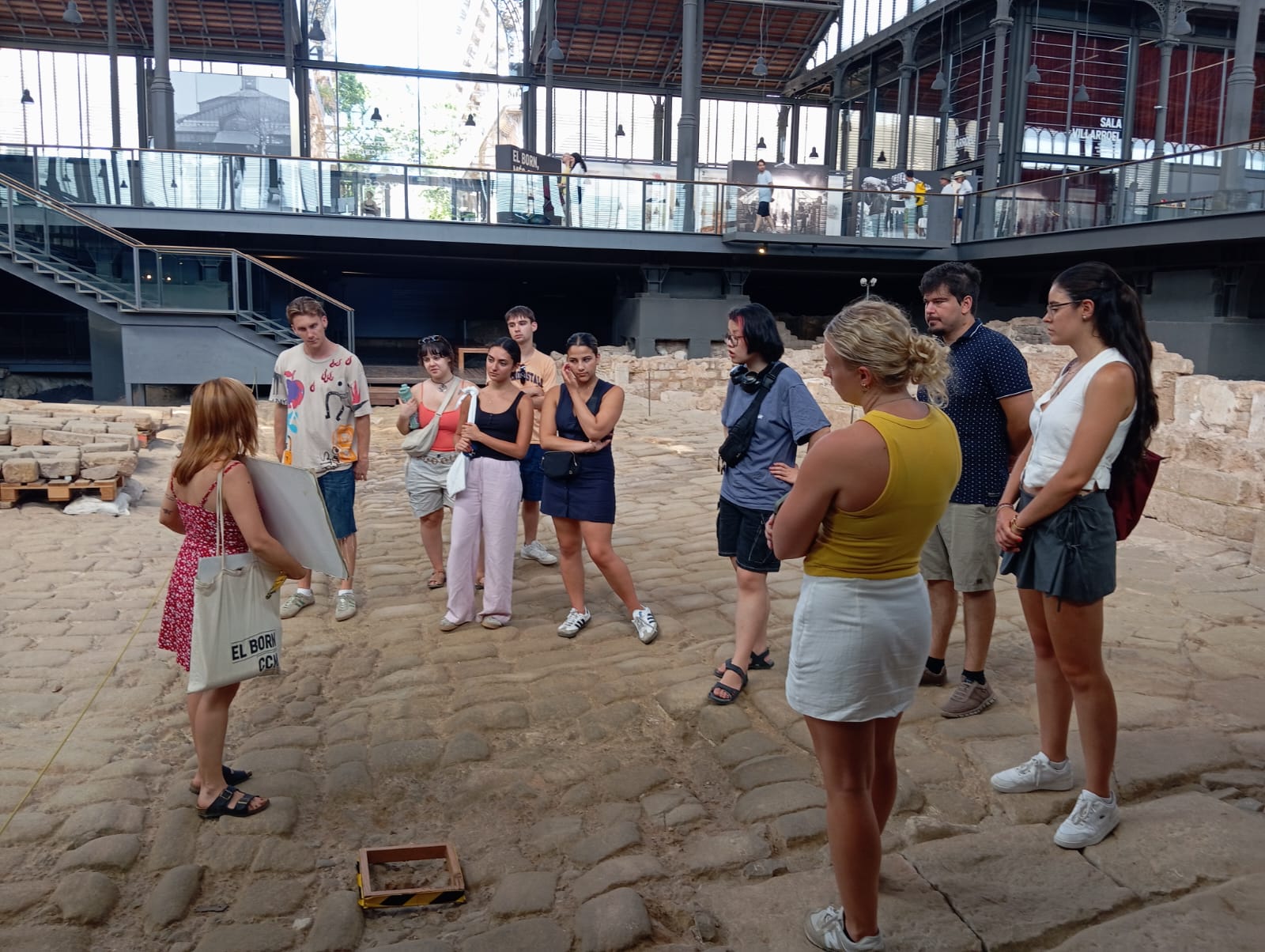 Visita al jaciment de l’Antic Mercat del Born d’un grup d’estudiants de l’assignatura de la BISS Exploring Catalonia: History, Politics, and Society.