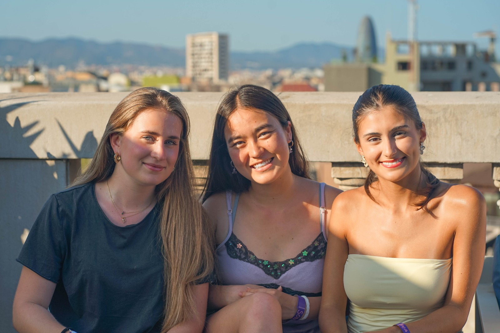 Tres de las participantes de la BISS 2025 de la UPF, durante el brindis de bienvenida celebrado en la terraza de un hotel de la plaza de Catalunya. Imatge inicial - Tres de las participantes de la BISS 2025 de la UPF, durante el brindis de bienvenida celebrado en la terraza de un hotel de la plaza de Catalunya.