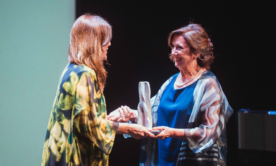 La consellera de Recerca i Universitats, Núria Montserrat, lliura el Premi Nacional de Recerca 2024 a Núria Sebastián. Fotografia: Arnau Carbonell (Generalitat de Catalunya).