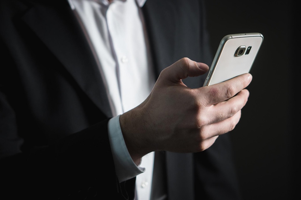 A person looking at mobil phone Imatge inicial - A person looking at mobil phone