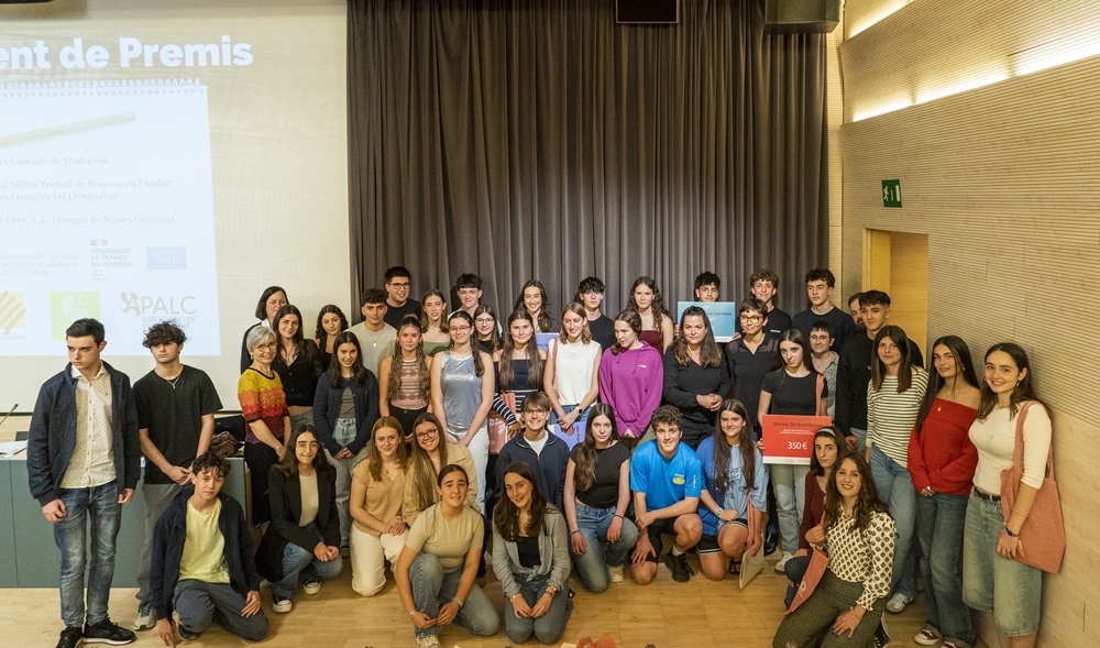 Foto conjunta dels estudiants guardonats amb els premis de la Facultat de Traducció i Ciències del Llenguatge del curs 2024-2025 Imatge inicial - Foto conjunta dels estudiants guardonats amb els premis de la Facultat de Traducció i Ciències del Llenguatge del curs 2024-2025
