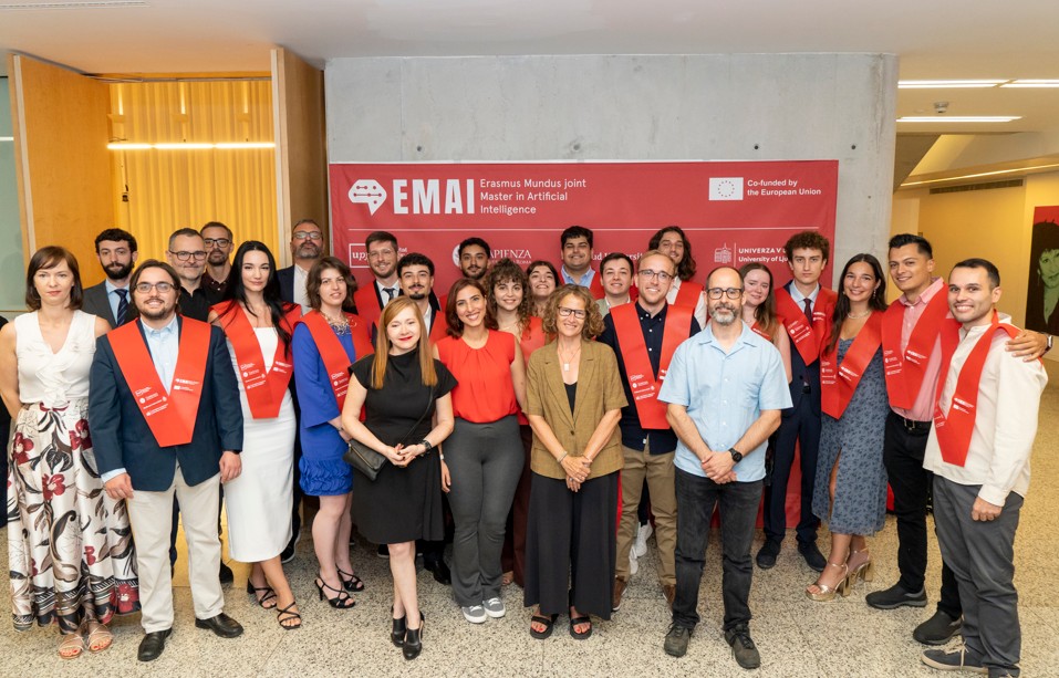 Group photo of the graduates, together with the rector of the UPF, Laia de Nadal, the general coordinator of the master's degree, Vicenç Gómez, and other members of the EMAI team. Imatge inicial - Group photo of the graduates, together with the rector of the UPF, Laia de Nadal, the general coordinator of the master's degree, Vicenç Gómez, and other members of the EMAI team.