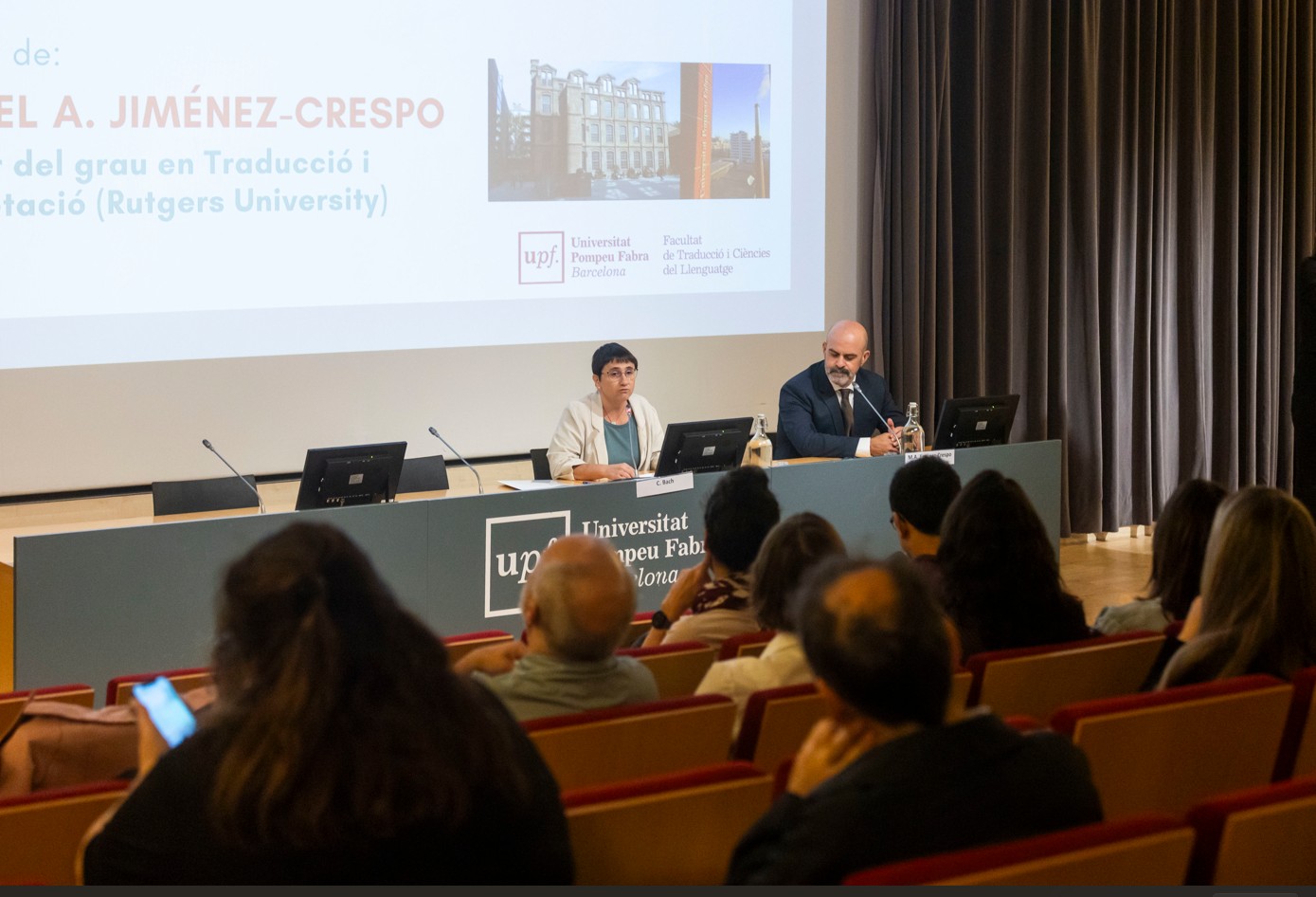 Imatge inicial - D'esquerra a dreta: Carme Bach, degana de la Facultat de Traducció i Ciències del Llenguatge de la UPF; i Miguel A. Jiménez-Crespo, expert en traducció i tecnologia i ponent de la lliçó inaugural.
